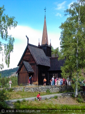 Garmo stavkirke Lillahammer bygdemuseum Byggdes på 1200-talet på en tidigare stavkirke och revs 1880 pga. att kyrkan var liten. Materialet samlades ihop och byggdes upp igen i Maihaugen 1921.